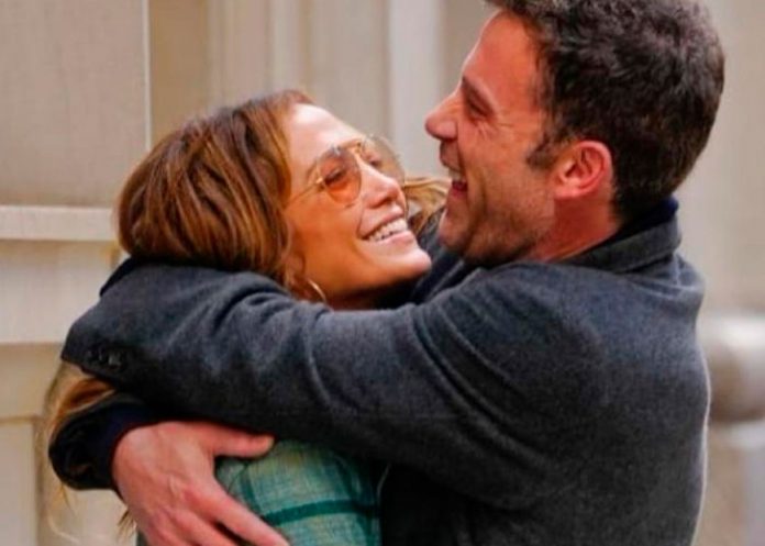 Con un emotivo video Jennifer Lopez anuncia su compromiso.