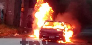 Taxi queda calcinado en las cercanías del mercado de Jinotepe