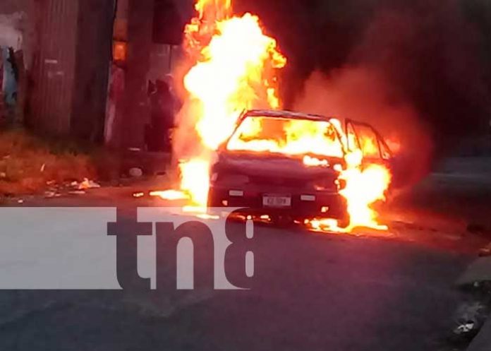 Taxi queda calcinado en las cercanías del mercado de Jinotepe