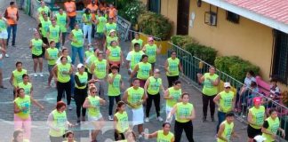 Realizan zumbatón veranero en puerto turístico de Granada