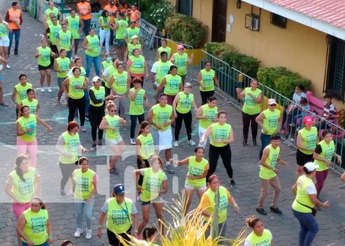 Realizan zumbatón veranero en puerto turístico de Granada