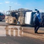 ¡Vivo de milagro! Camionero termina volcado en C. Nueva a León Accidente en C. Nueva a León