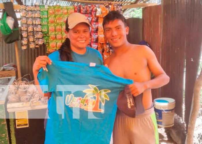 Familias disfrutan del verano en El Salto en Teustepe, Boaco