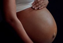 Mujer transgénero en la cárcel embarazó a dos presas
