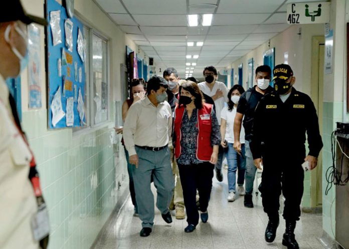 Presidente de Perú visita a padres de niña ultrajada en Chiclayo