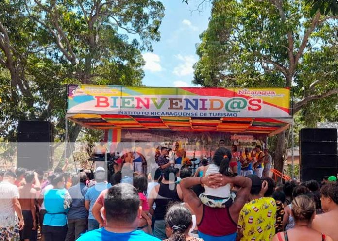 Turistas gozaron de un show con Costa Azul en Xilonem
