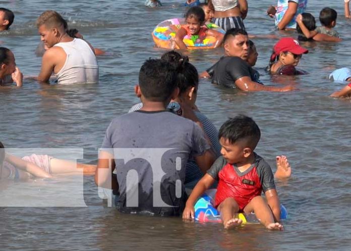 Ciudadanos se dan un chapuzón en las aguas de Poneloya y Las Peñitas en León
