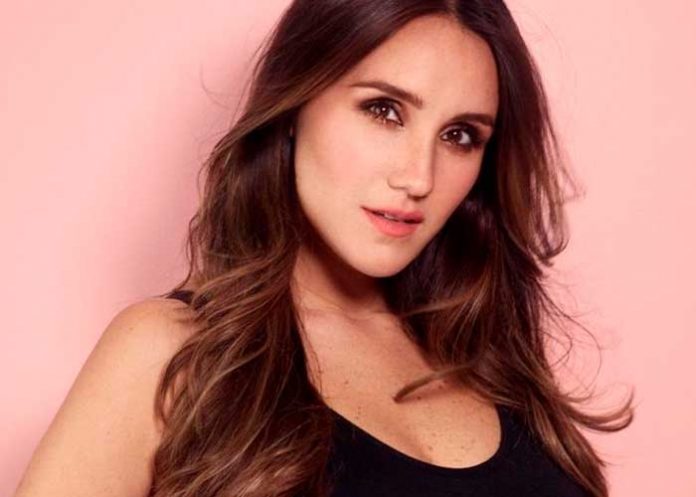 2 Dulce María luce una figura espectacular en traje de baño