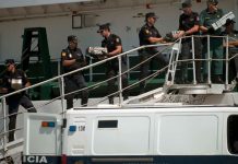 Desarticulan banda criminal de narcolanchas en España Policías nacionales y guardias civiles descargan paquetes de droga en España, 2013