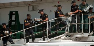 Policías nacionales y guardias civiles descargan paquetes de droga en España, 2013