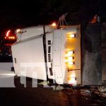 Camión de carga pesada terminó volcado en San Miguelito, Río San Juan