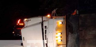Camión de carga pesada terminó volcado en San Miguelito, Río San Juan