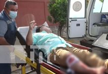 Conductor realiza mala maniobra y deja fracturado a motociclista en Managua Conductor realiza mala maniobra y deja fracturado a motociclista en Managua