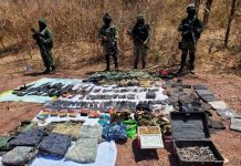 Narcos huyen de militares mexicanos y olvidan arsenal Narcos huyen de militares mexicanos y olvidan arsenal