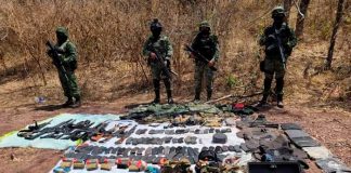 Narcos huyen de militares mexicanos y olvidan arsenal