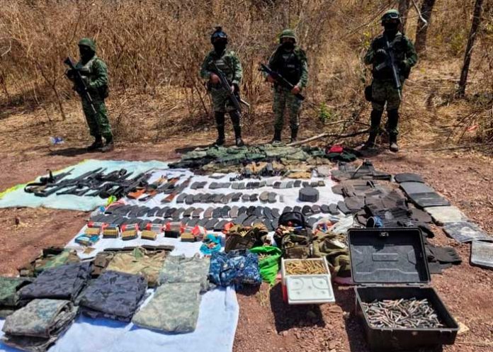 Narcos huyen de militares mexicanos y olvidan arsenal