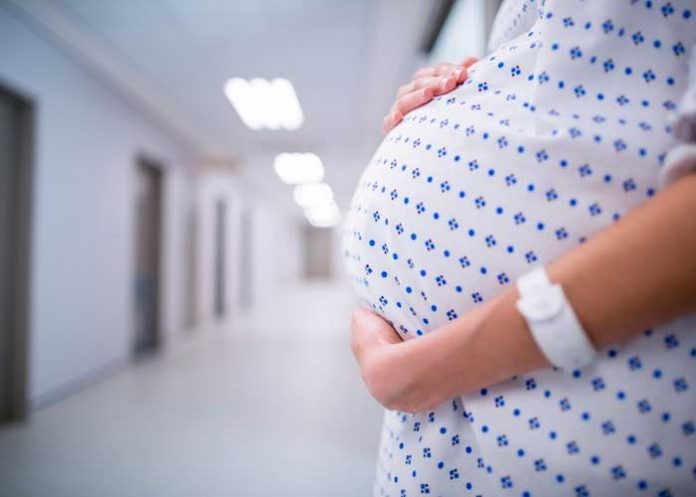 Niña de Argentina da a luz tras ser abusada por su padre