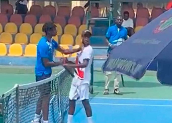 Tenista cachetea a su contrincante tras perder torneo de tenis