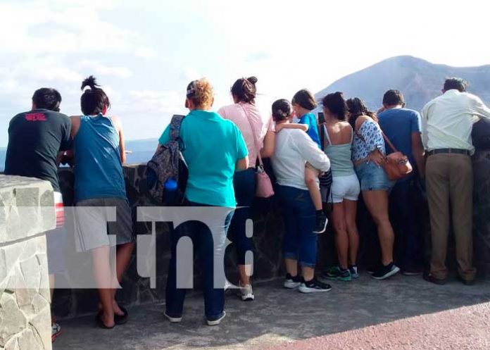 Familias nicaragüenses visitan el Parque Nacional Volcán Masaya