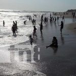 Más de 5 millones se movilizaron en Semana Santa 2022 en Nicaragua Ciudadanos se dan un chapuzón en las aguas de Poneloya y Las Peñitas en León
