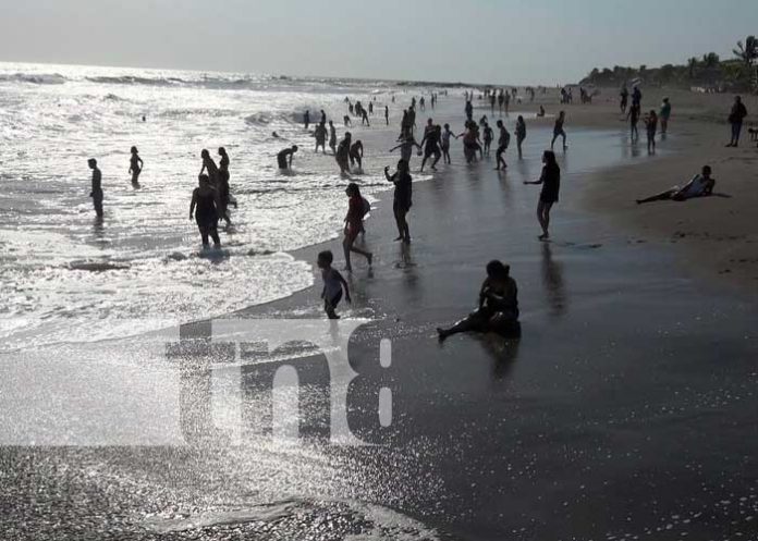 Ciudadanos se dan un chapuzón en las aguas de Poneloya y Las Peñitas en León