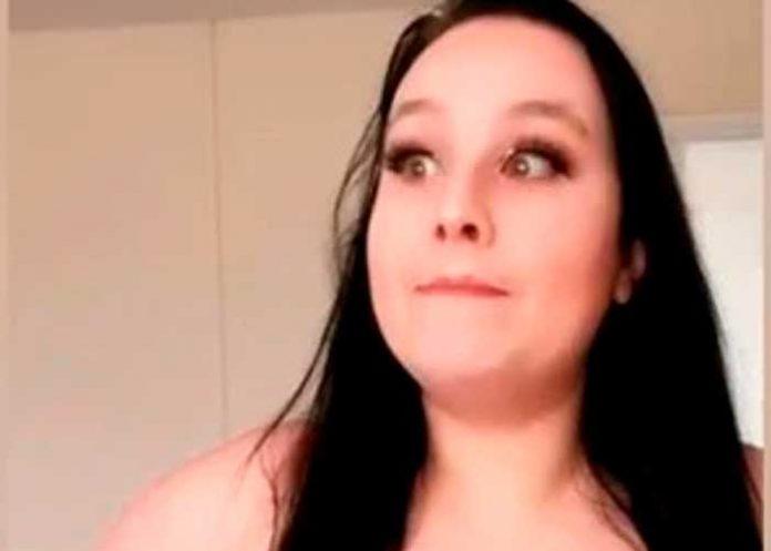 3 ¡Increible! mujer pasa años encerrada en su casa por tener pechos grandes