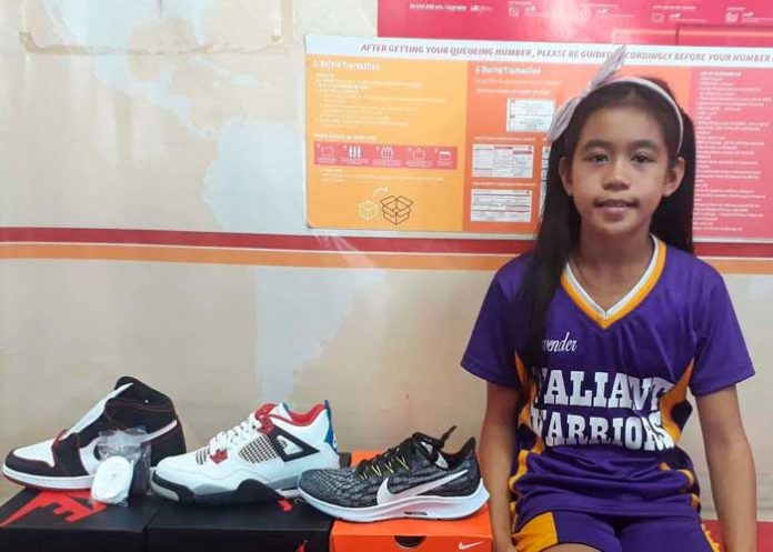 .3 Gana medalla de oro a pesar de burlas por sus zapatos improvisados