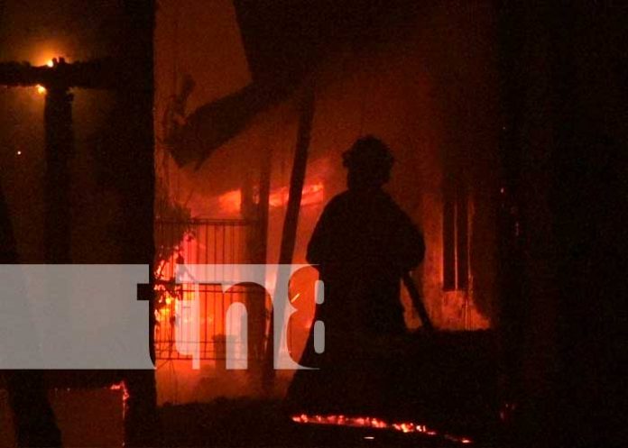 Una vivienda totalmente quemada y otra con cuantiosos daños en León