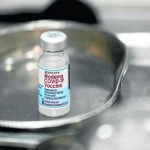 Vial de Moderna es encontrada con mosquito adentro