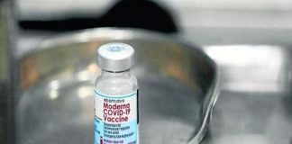 Vial de Moderna es encontrada con mosquito adentro
