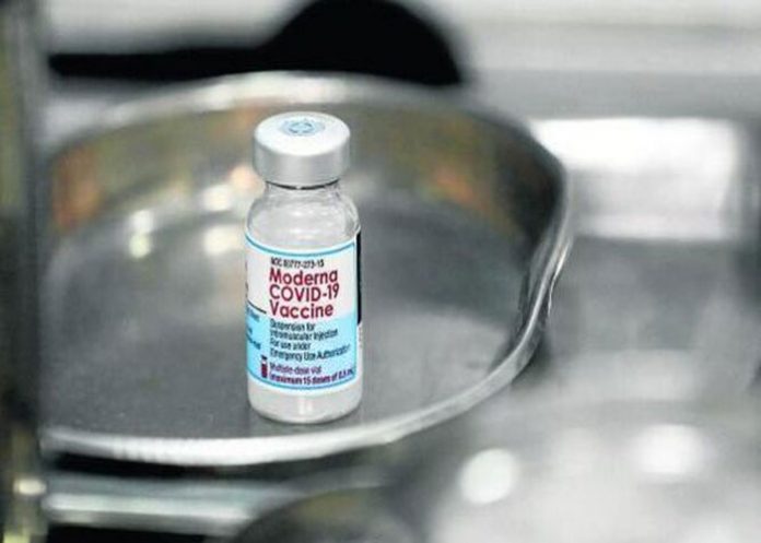 Vial de Moderna es encontrada con mosquito adentro