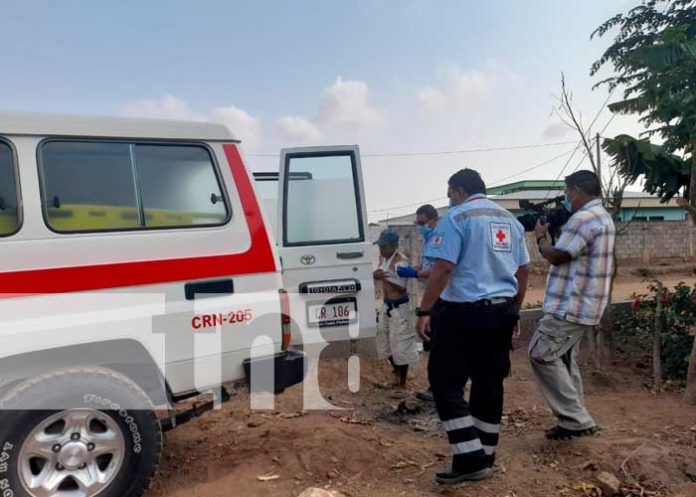 Anciano es golpeado en el brazo con una 