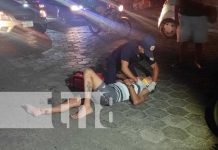 Solo con fractura quedo un joven que fue impactado por un taxi, en Managua Motociclista lesionado en Managua