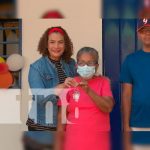 ¡Una Bendición! Ciudadana recibe llaves de su hogar en Managua Entregan vivienda digna a ancianita en Managua