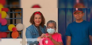 Entregan vivienda digna a ancianita en Managua
