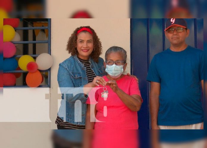 Entregan vivienda digna a ancianita en Managua
