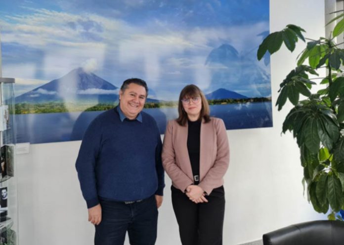 ALEMANIA-1 Embajadora de Nicaragua, Tatiana García, junto al Empresario nicaragüense Señor Andrés Jirón, fundador de la empresa AZBA GmbH.