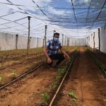 INTA promueve desarrollo de tecnologías que aportan a la economía de Nicaragua Protagonista Pablo Absalón, mostrando uno de los huertos biointensivos en su propiedad ubicada en la Comarca San Juanillo, Matagalpa.