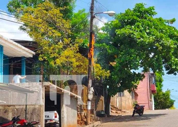 Poste de energía eléctrica toma fuego en un barrio de Juigalpa, Chontales
