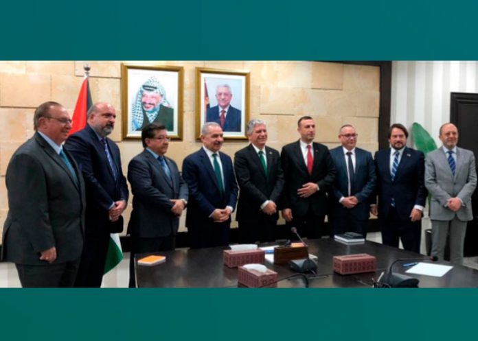 El Señor Jorge Cassinelli, Embajador de Uruguay, el Sr. Martín Lafforge, Embajador de Argentina, el Señor Byron Suquilanda, Embajador de Ecuador, el Doctor Mohammad Shtanyye, Primer Ministro de Palestina, el Señor Alessandro Candeas, Embajador de Brasil, el Señor Maher Taha, Embajador de Venezuela, el Compañero Roberto Morales, Embajador de Nicaragua, el Señor Christian Hodges, Embajador de Chile y el Señor Pedro Blanco, Embajador de Mexico