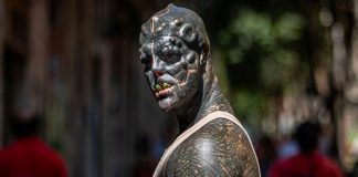 The Black Alian planea amputarse una pierna para completar su transformación