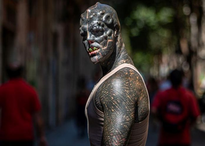 The Black Alian planea amputarse una pierna para completar su transformación