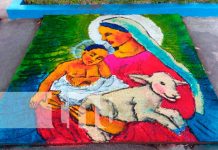 Tradicional alfombras pasionarias en puerto turístico de Managua