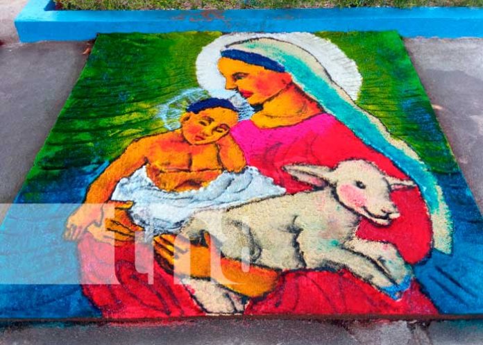 Tradicional alfombras pasionarias en puerto turístico de Managua