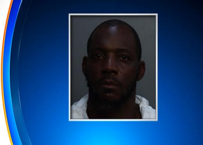 Mujer es asesinada por su esposo en lección de natación de su hija en Miami