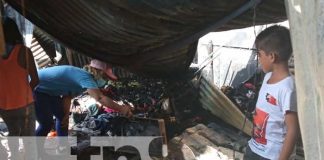 Escombros tras incendio en una vivienda de Managua