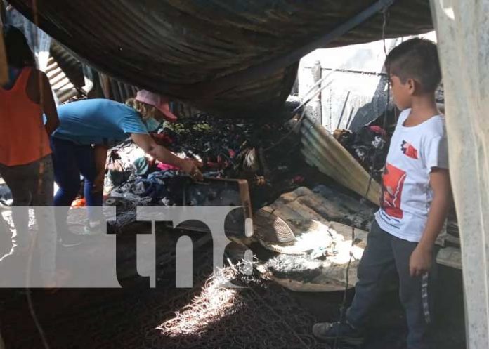 Escombros tras incendio en una vivienda de Managua