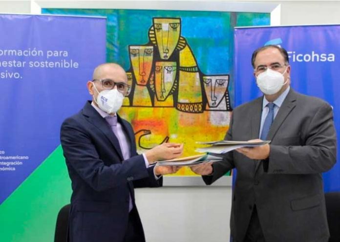 Representantes del BCIE y de Banco FICOHSA en Nicaragua