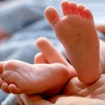 Mujer intenta asfixiar a su bebé con una sábana porque le “gruñía”