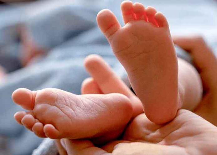 Mujer intenta asfixiar a su bebé con una sábana porque le “gruñía”